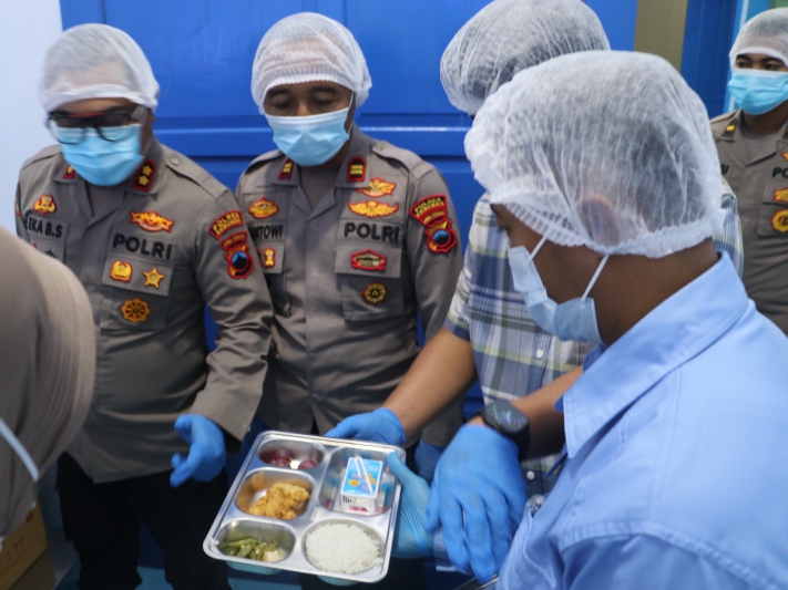 Kapolres Kebumen AKBP Eka Baasith Syamsuri beserta jajaran meninjau langsung pelaksanaan uji pangan cepat pada menu Makanan Bergizi Gratis (MBG).(Dokumentasi Polres Kebumen)