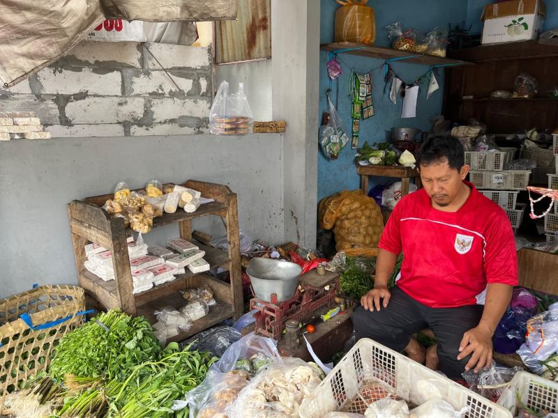 Seorang pedang pasar Talok Baciro, Gondokusuman Kota Jogja sedang menunggu pembeli.
