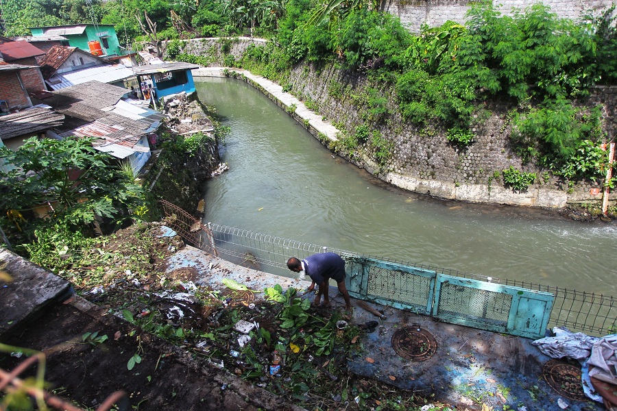 Relawan Kampung Tangguh Bencana (KTB) mengamati kondisi Sungai Winongo di wilayah Pingit, Kemantren Jetis, Kota Jogja, Kamis (4/11/2025).