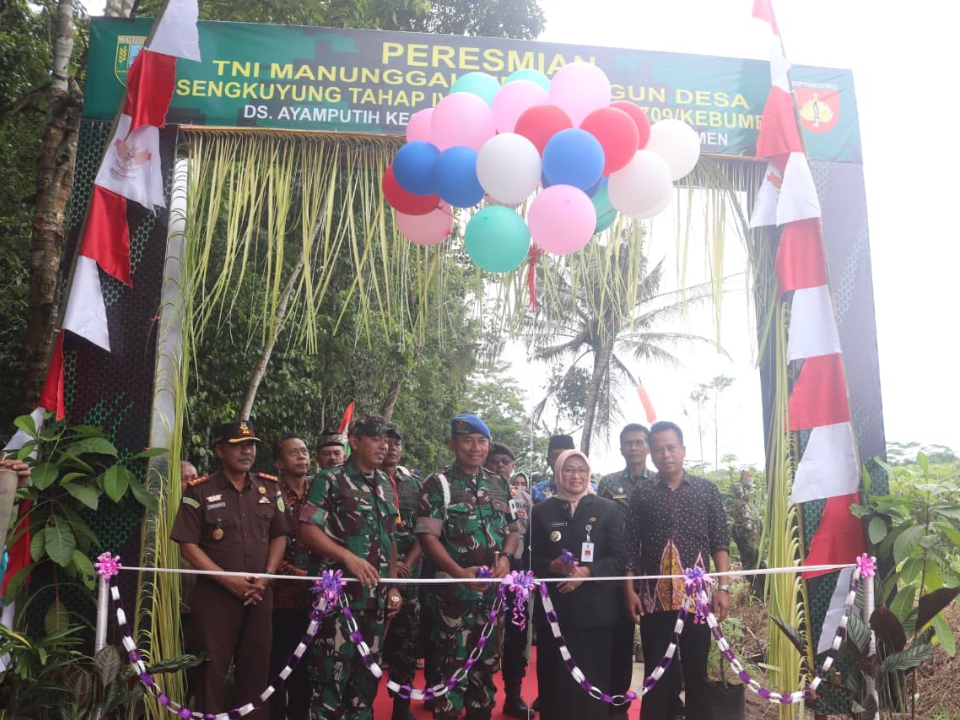 Upacara penutupan TNI Manunggal Membangun Desa (TMMD) Sengkuyung Tahap IV di Lapangan Desa Ayamputih, Kecamatan Buluspesatren, Kamis (6/11). (Dokumentasi Kodim 0709/Kebumen)  &nbsp;