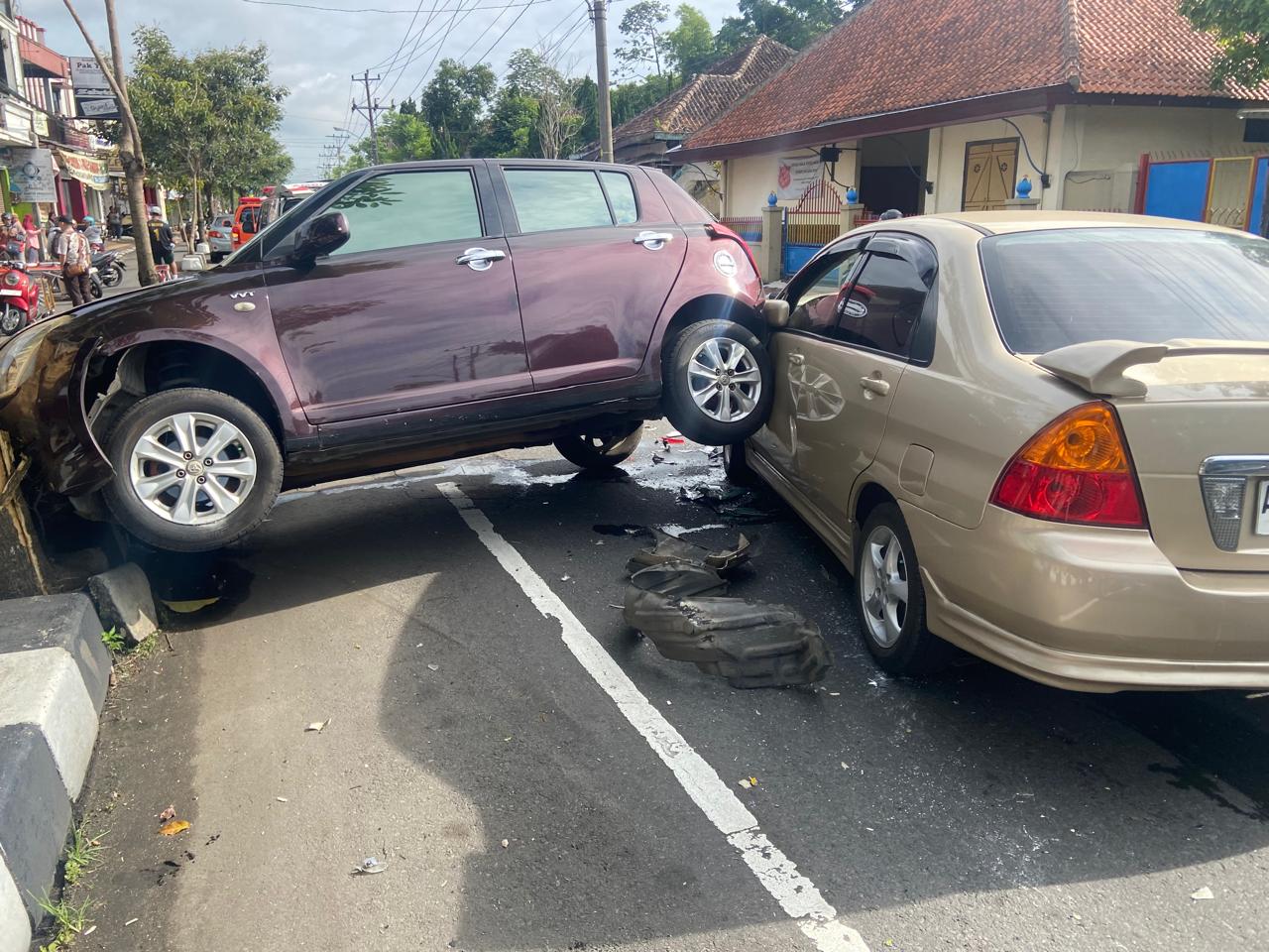 Kepolisian mengevakuasi dua mobil yang terlibat tabrakan di Jalan Pahlawan, Kamis (6/11).