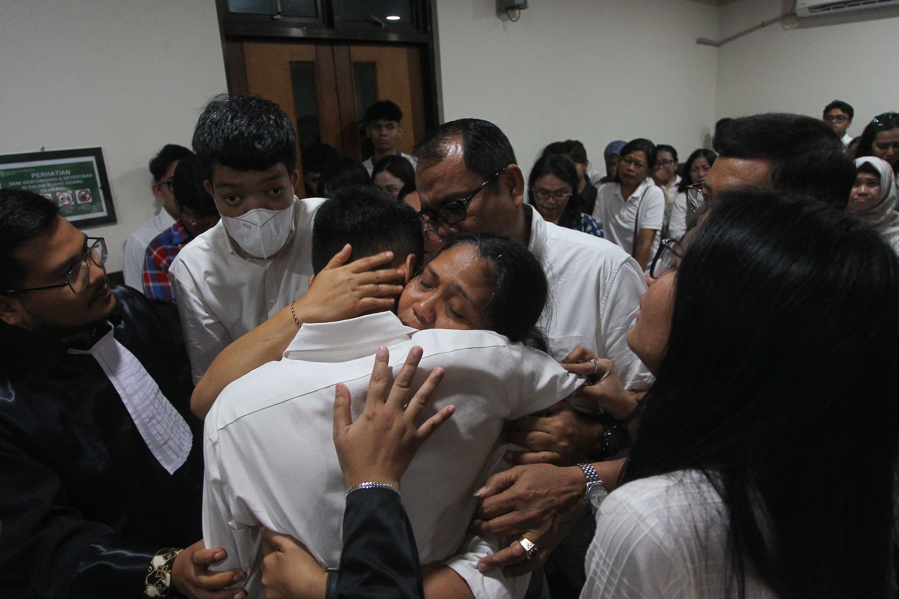Terdakwa Christiano Pengarapenta Pengindahen Tarigan memeluk ibunya seusai pembacaan vonis persidangan kasus kecelakaan yang menewaskan Argo Ericko Achfandi, di Pengadilan Negeri Sleman, kemarin (6/11