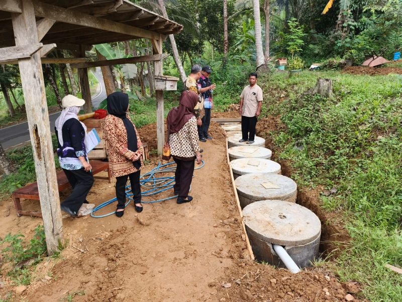 PASTIKAN SESUAI REGULASI: Petugas DLH Kulon Progo meninjau pengolahan limbah di kawasan industri tahu tempe di Kalurahan Tuksono, Kapanewon Sentolo.