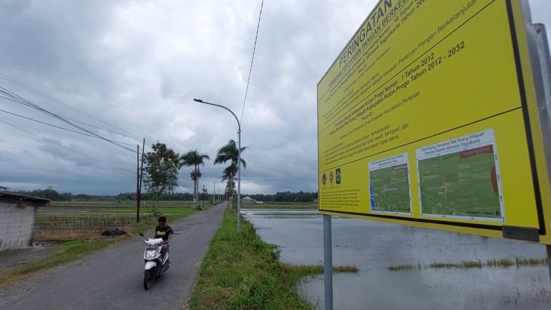 PERINGATAN: Papan peringatan penyalahgunaan ruang yang terpasang di Kalurahan Karangsewu, Galur.