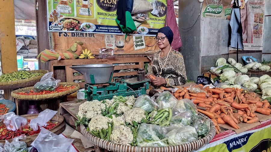 MEMBUSUK: Pedagang sayur Pasar Bantul, Tumirah&nbsp;mengeluhkan dagangannya banyak yang membusuk dan harga relatif naik.&nbsp;