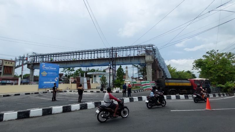 PEKERJAAN: Pekerja bangunan melakukan pemasangan fasade untuk memperindah tampilan.&nbsp;