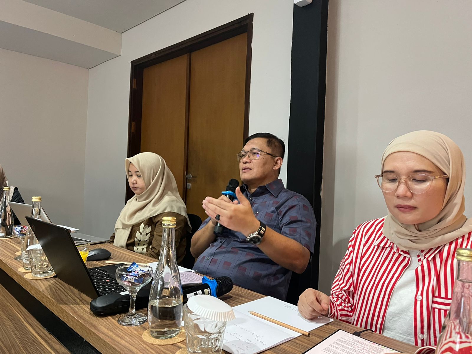 Kepala OJK DIY Eko Yunianto (tengah)