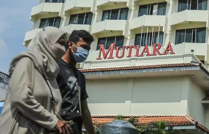 Hotel Mutiara sudah lama dibeli Pemda DIY. Tapi sampai sekarang belum dapat dimanfaatkan secara optimal. Hotel Mutiara berada di Jalan Malioboro. Tepat di sisi barat kompleks Kepatihan.