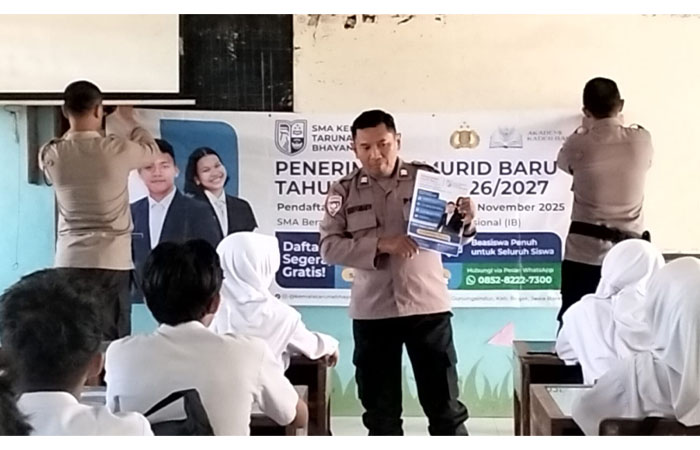 DISAMBUT ANTUSIAS: Sosialisasi PMB SMA Kemala Bhayangkara Tahun Ajaran 2026/2027 oleh Polsek Wates di SMPN 1 Wates, Selasa (4/11).