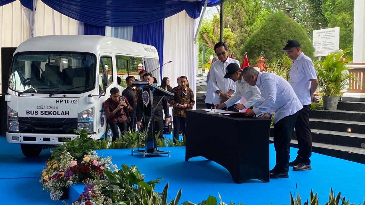 Penyerahan bantuan bus oleh Menhub Dudy Purwagandhi, Mensos Saifullah Yusuf dan Guburner DIY HB X untuk diberikan ke SRMA 19 Bantul dan SRMA 20 Sleman, Kamis (6/11/2025).