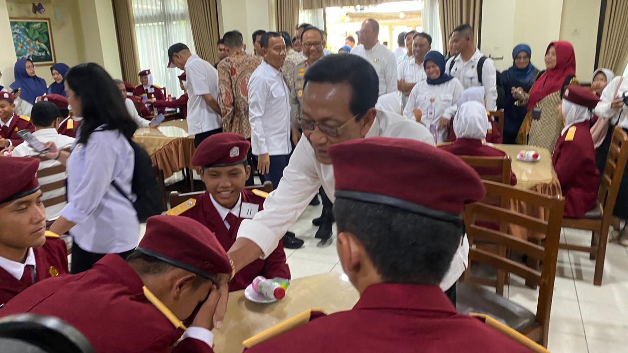 Gubernur DIY sekaligus Raja Keraton Jogja sedang bercengkerama dengan para siswa SMRA 20 Sleman, Kamis (11/10/2025).