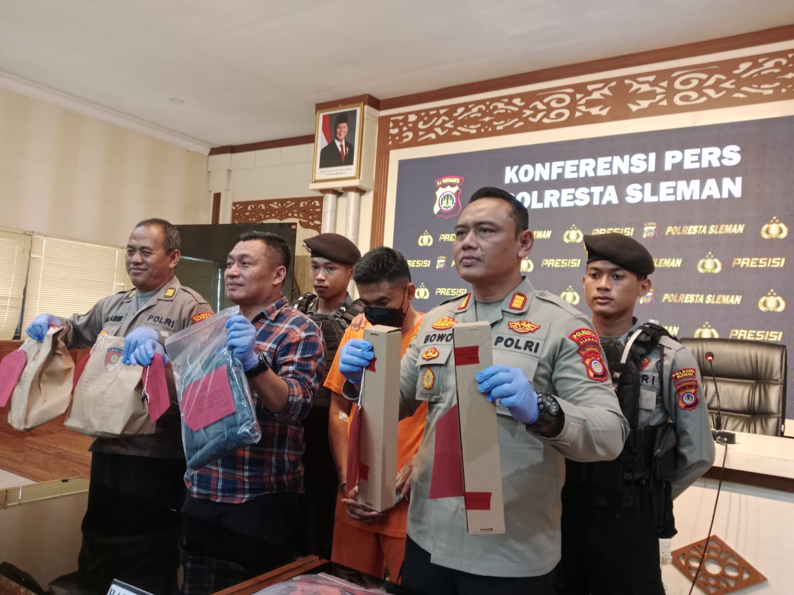 Press release kasus pembunuhan perempuan di Mejing, Gamping, Sleman dilakukan di Polresta Sleman, Kamis (6/11/2025).