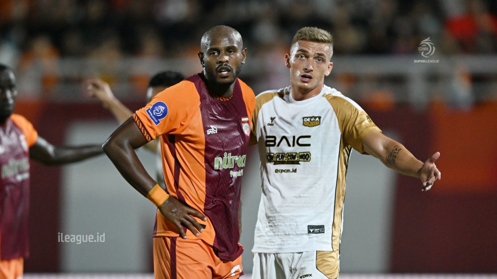 Momen pemain Dewa United menjaga pemain Borneo FC dalam pertandingan di Stadion Segiri
