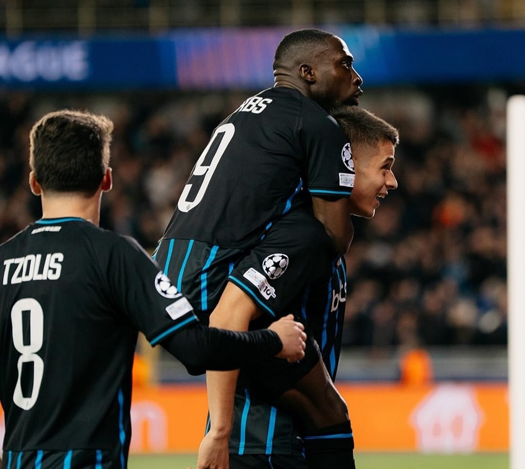 Selebrasi para pemain Club Brugge setelah mencetak gol dalam hasil imbang 3-3 atas Barcelona di Liga Champions