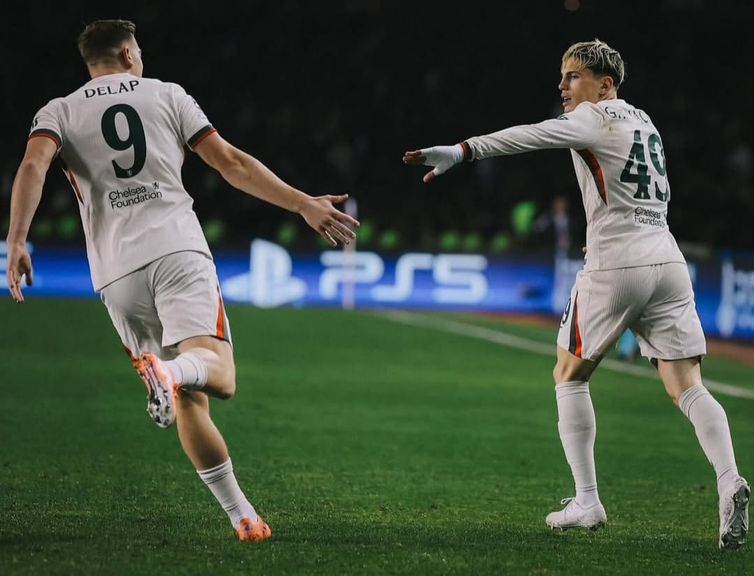 Alejandro Garnacho rayakan gol penyeimbang Chelsea atas Qarabag bersama Liam Delap