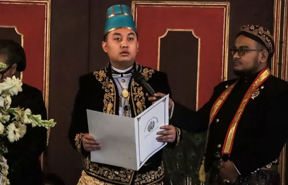 Gusti Purbaya sebagai putra mahkota menyebut dirinya sebagai PB XIV saat atur belasungkawa di depan peti jenazah PB XIII, Rabu (5/11/2025).