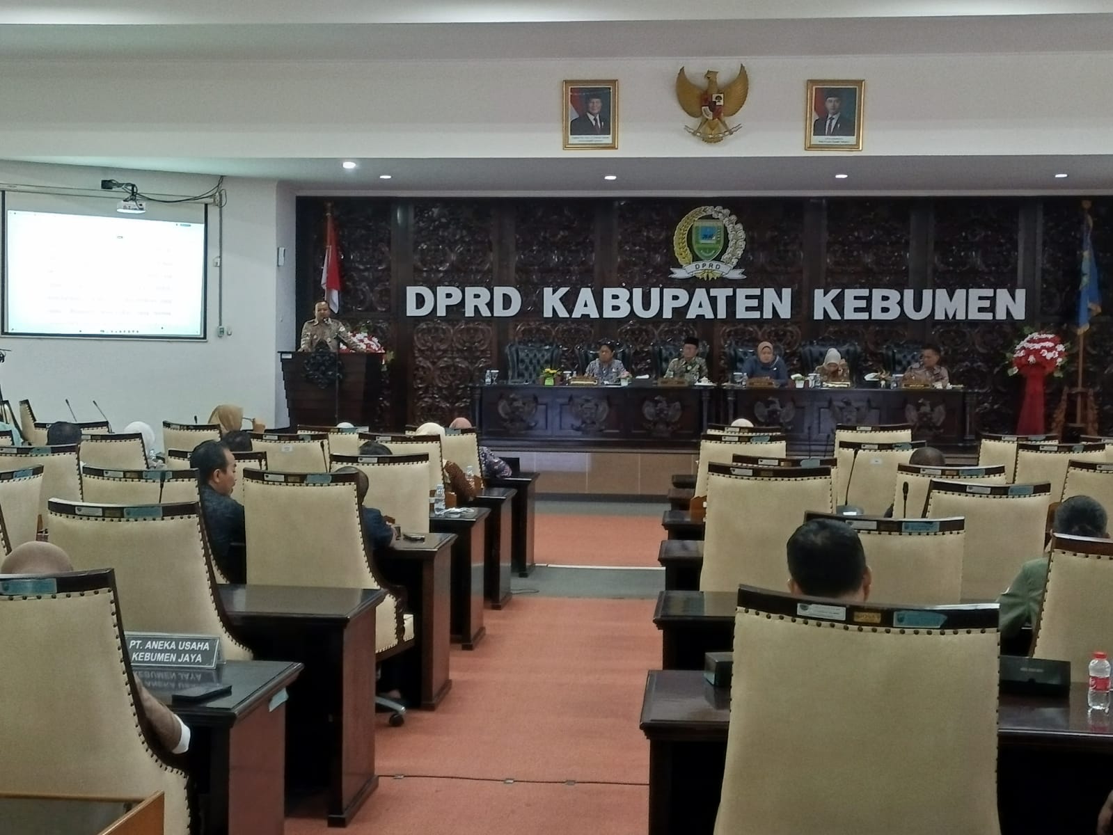 Gelaran rapat paripurna DPRD Kebumen dengan agenda penyampaian pandangan umum fraksi terhadap tiga raperda, Jumat (7/11). (M Hafied/Radar Jogja)