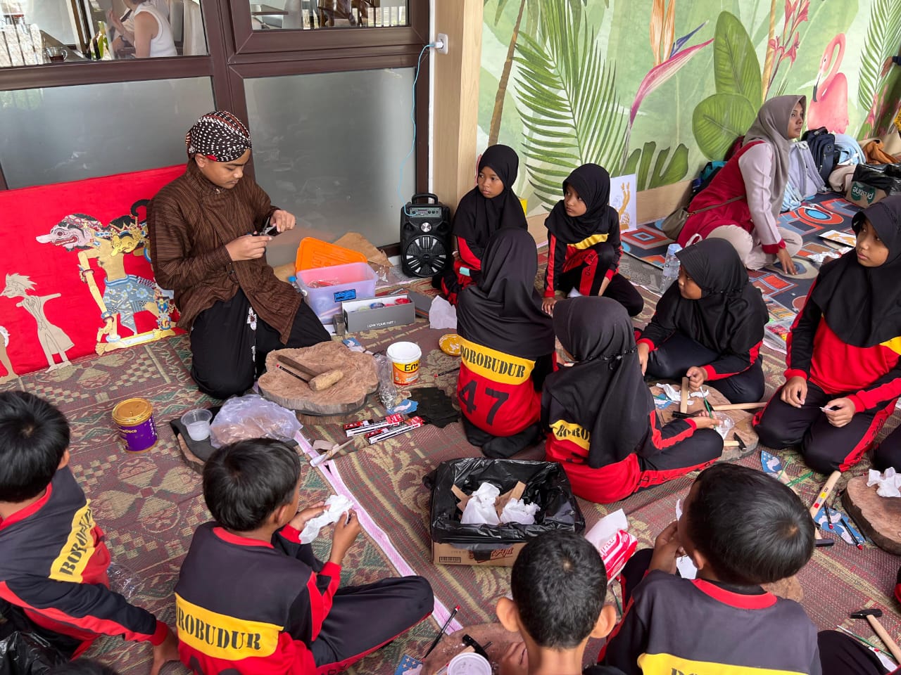 Para peserta menikmati kegiatan yang diadakan Sanggar Kinnara Kinnari, kemarin (7/11).