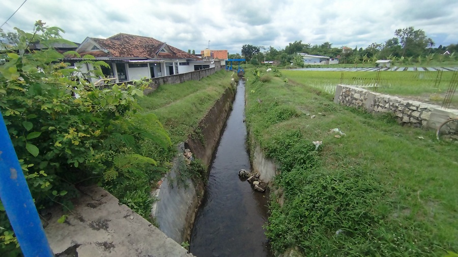 DIAJUKAN PEMELIHARAAN: Salaruan Irigasi sawah yang berada di Jalan Cepit Tembi Jumat (7/11/2025).