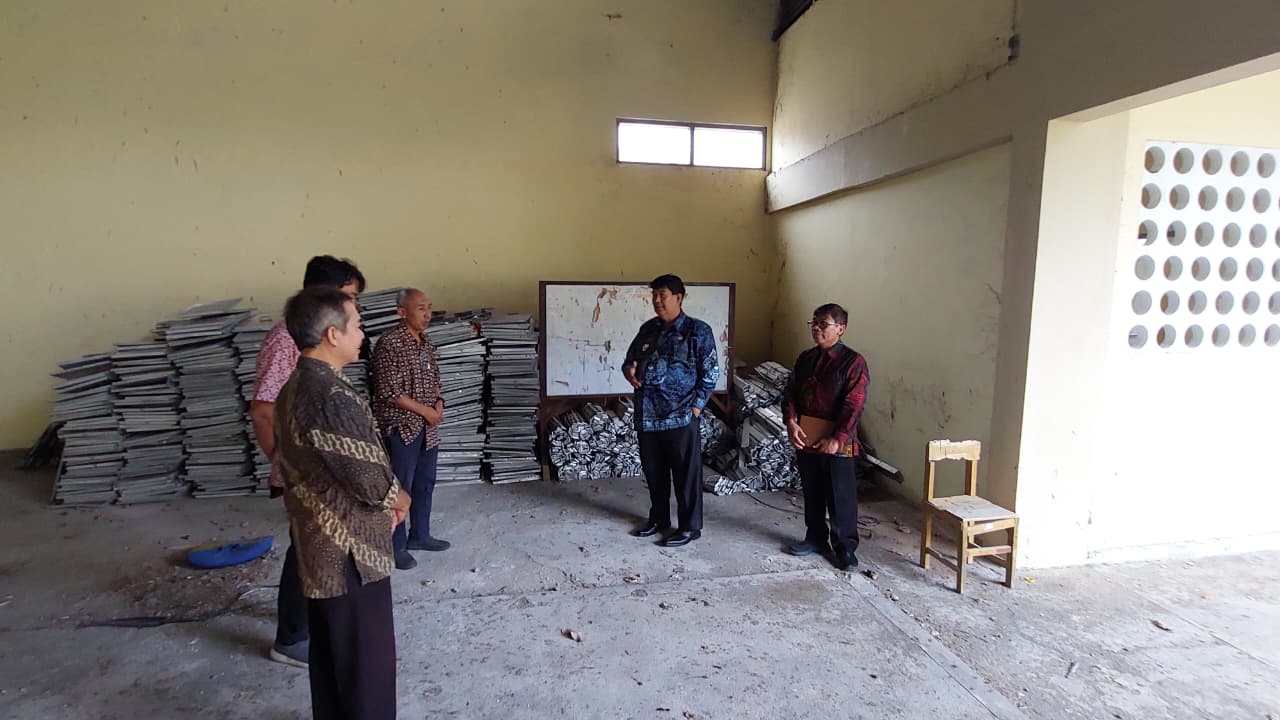 PENINJAUAN: Bupati Kulon Progo dan Panitikusmo mengecek kondisi gudang.&nbsp;