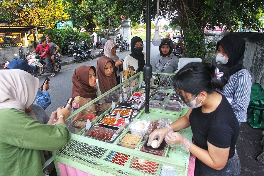 Tren jajanan kekinian mochi dadakan.