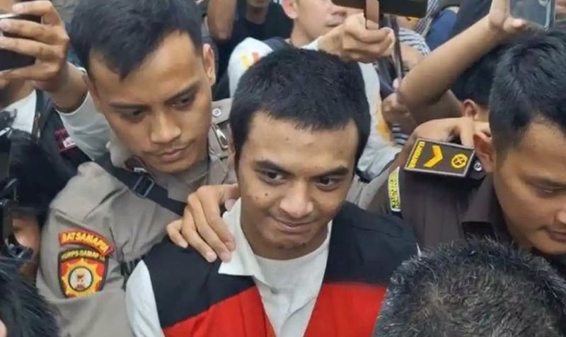 Terdakwa Vadel Badjideh saat dikawal petugas di pengadilan.