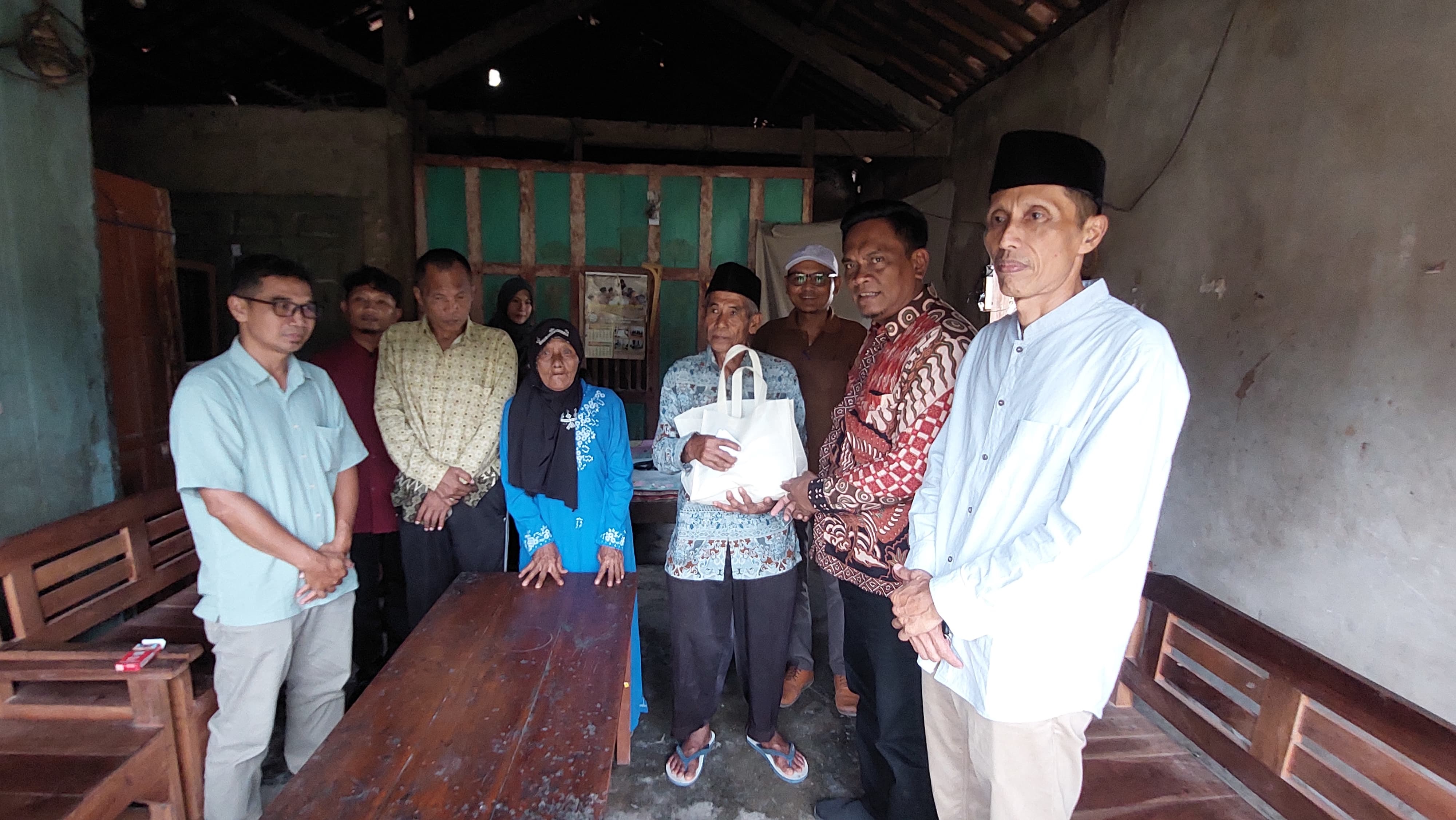 DPRD Kulon Progo memberikan bantuan ke Keluarga ODGJ di Sogan.