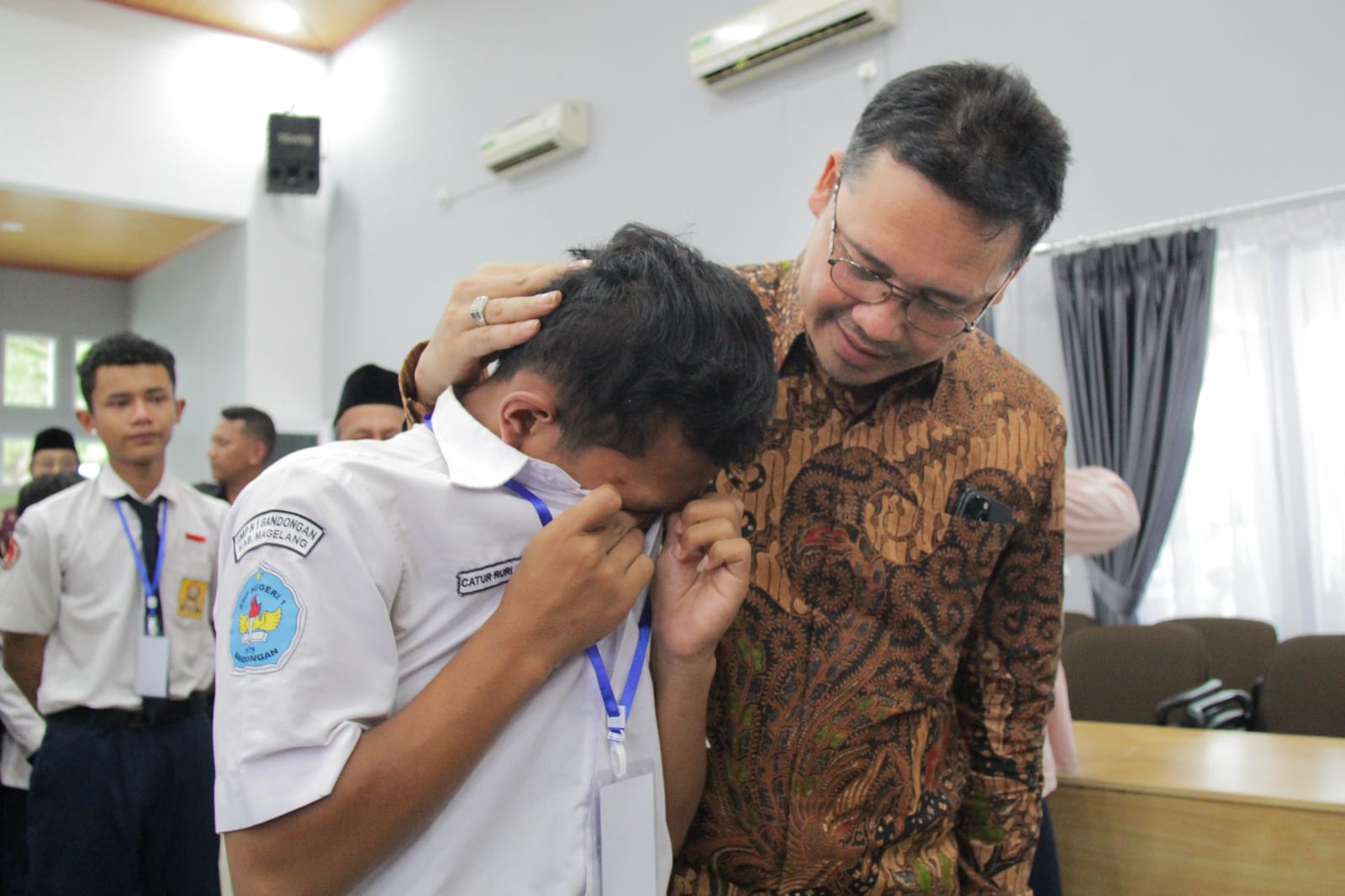 Bupati Magelang saat menyapa salah satu peserta Kemah Karakter Kebangsaan, Kamis (6/11).  &nbsp;