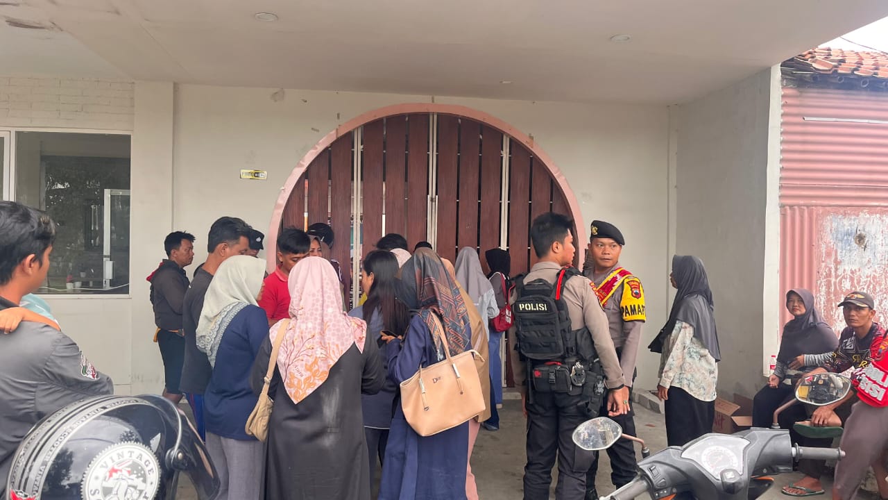 Petugas dari Polres Kebumen mengamakan situasi Kantor NW Sport yang beralamat di Jalan Kejayan, Desa Muktisari, Kecamatan Kebumen. (Dokumentasi Polres Kebumen)