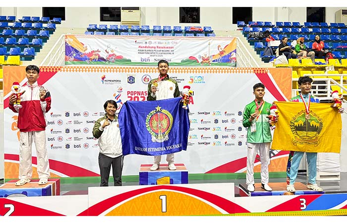 Para atlet taekwondo DIY saat naik podium juara.
