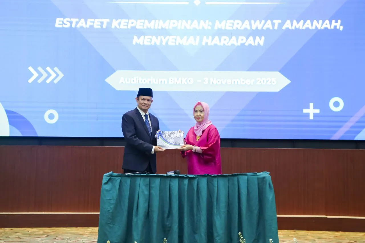 Teuku Faisal Fathani (kiri) resmi dilantik sebagai Kepala BMKG. Menggantikan Prof Dwikorita Karnawati. Faisal adalah Guru Besar Fakultas Teknik UGM.