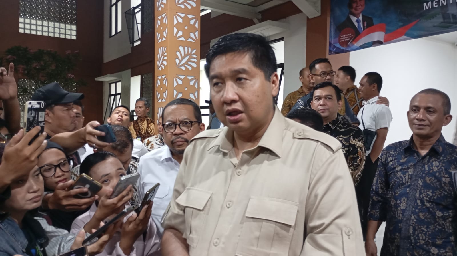TINJAU: Menteri Perumahan dan Kawasan Permukiman (PKP) Maruarar Sirait bersama jajarannya saat meninjau Rusun ASN Kejati DIY, Jumat (7/11/2025) malam.