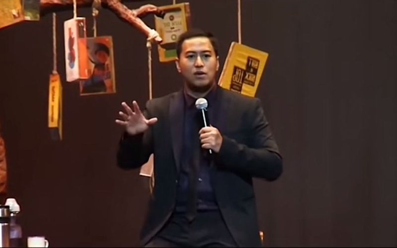 Pandji Pragiwaksono saat membawakan stand-up comedy yang menuai polemik.