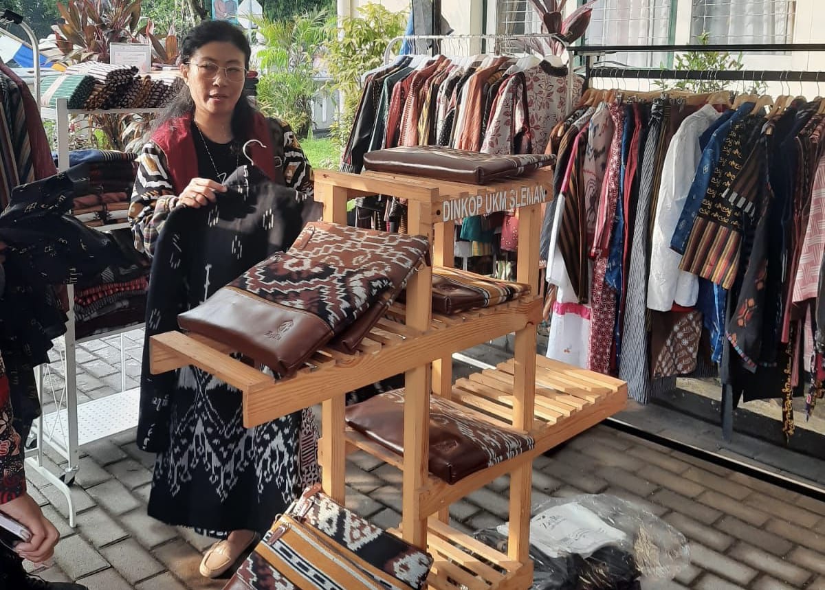 WADAH UNTUK BERKEMBANG: Pelaku UMKM berjualan di Lapak UMKM Sembada beberapa waktu lalu.