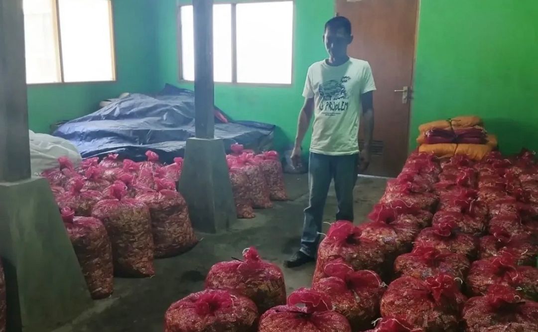 Ilustrasi Anwar Mustofa menunjukkan produk permen &ldquo;Mahar Dewa Agung&rdquo; yang rutin dikirim ke Bali (foto: instagram, infodenpasarterkini.id)