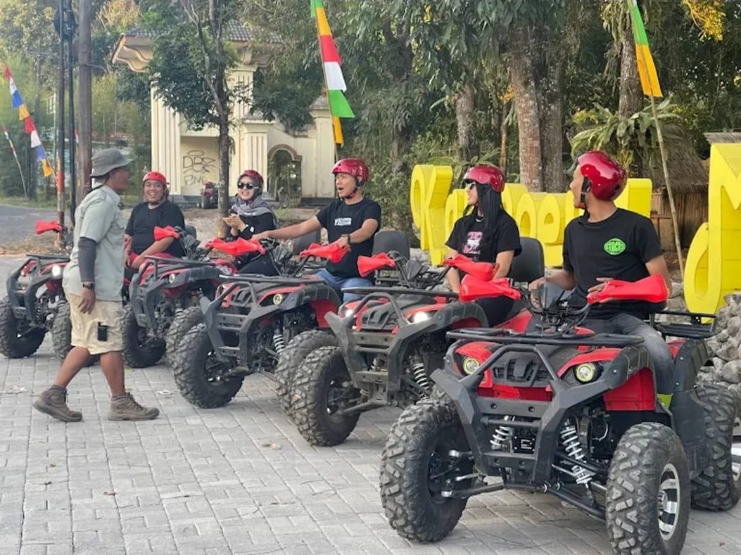 SERU: Pengunjung saat menikmati aktivitas outdoor dengan menaiki ATV untuk berkeliling padukuhan sekitar.