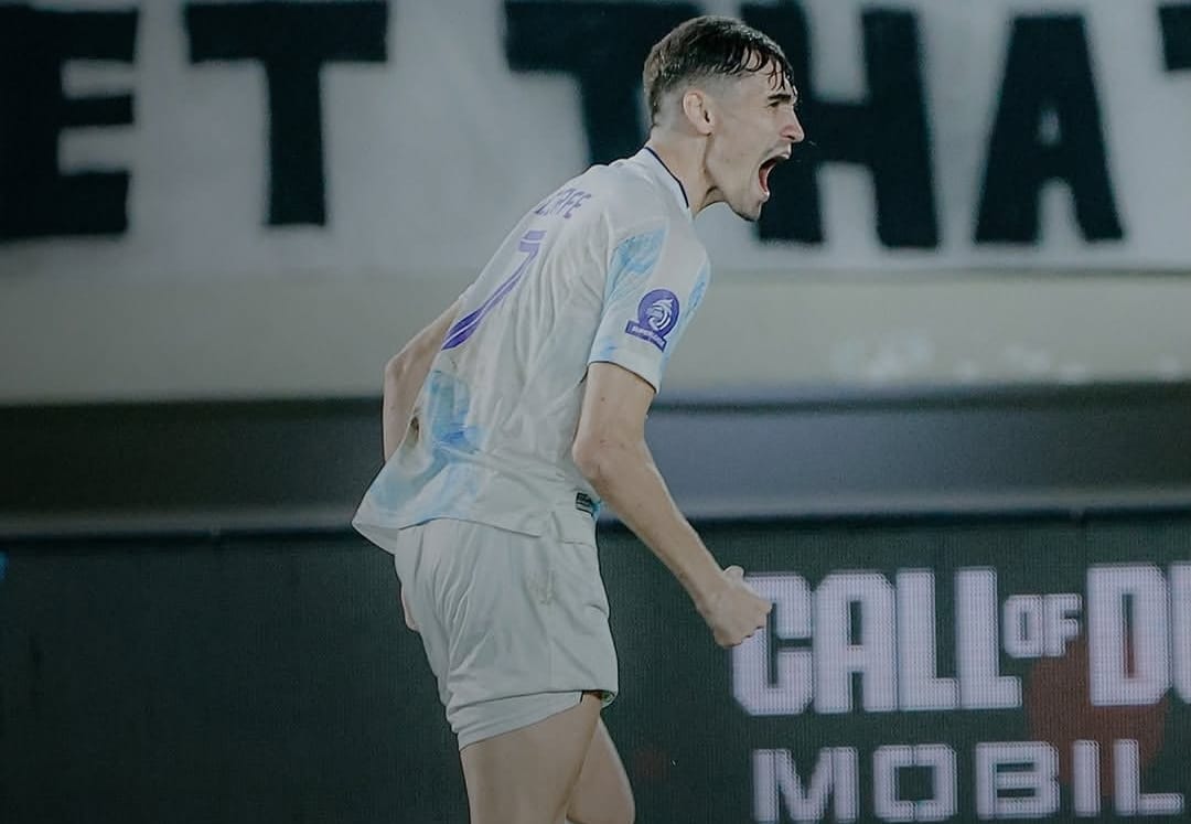 Selebrasi Deri Corfe setelah mencetak gol pembuka dalam keunggulan PSIM Jogja atas Persis Solo dalam derbi Mataram di Stadion Manahan
