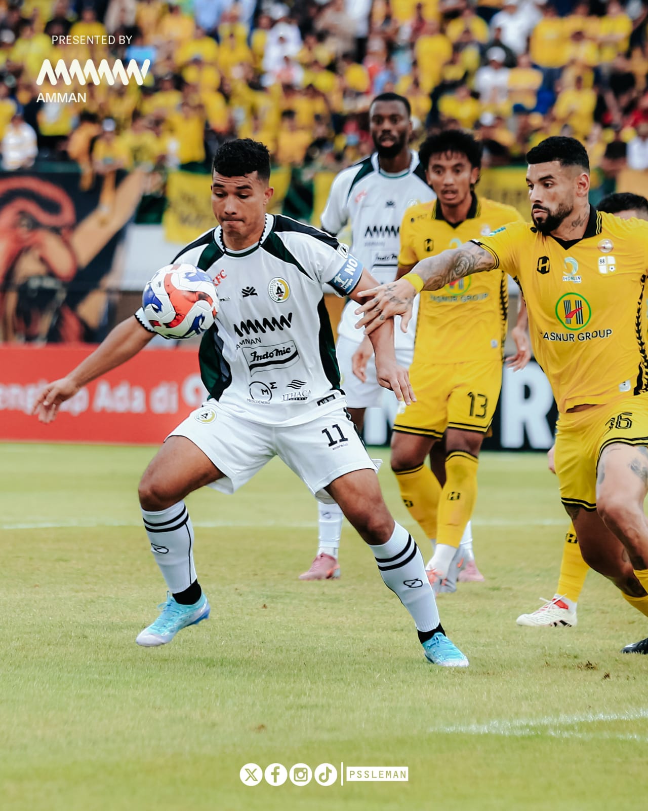 Penyerang PSS Sleman, Gustavo Tocantins berusaha melindungi bola dari rebutan pemain PS Barito Putera