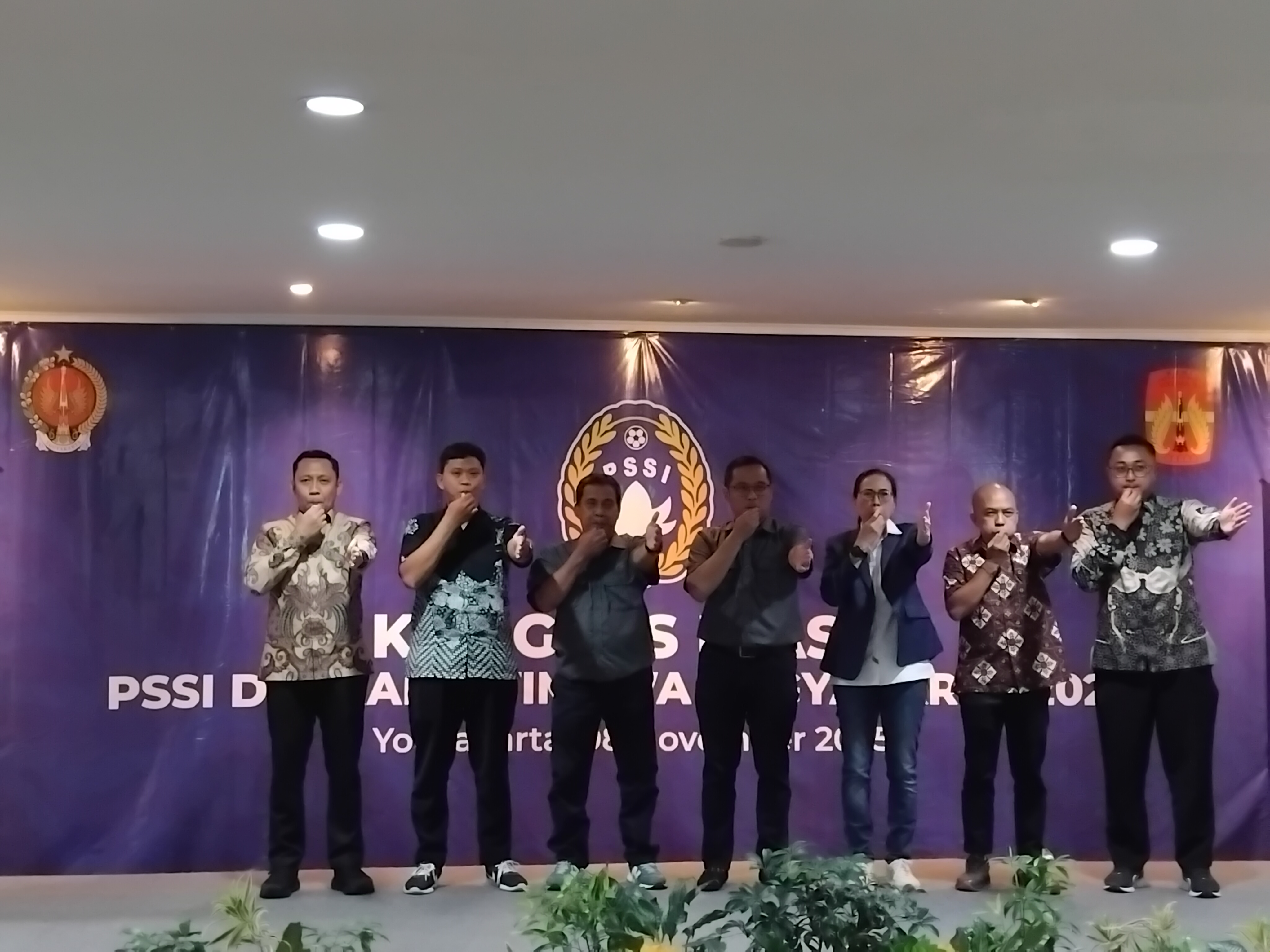 Ketua Asprov PSSI DIY Dessy Arfianto bersama anggota Kkomite Eksekutif PSSI Vivin Cahyani Sungkono dan tamu undangan Kongres Biasa Asprov PSSI DIJ.