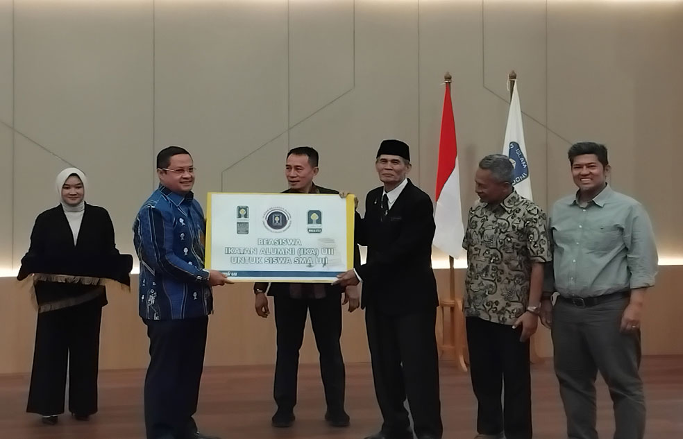 Para siswa SMA UII bersama pihak sekolah dan IKA UII.