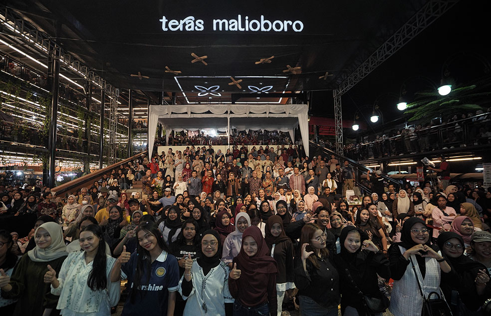 Berbaur jadi satu: Wakil Gubernur DIY Paku Alam X dan sejumlah kepala OPD Pemda DIY berfoto bersama pengunjung yang memadati Teras Malioboro Beskalan Jogja, tadi malam.