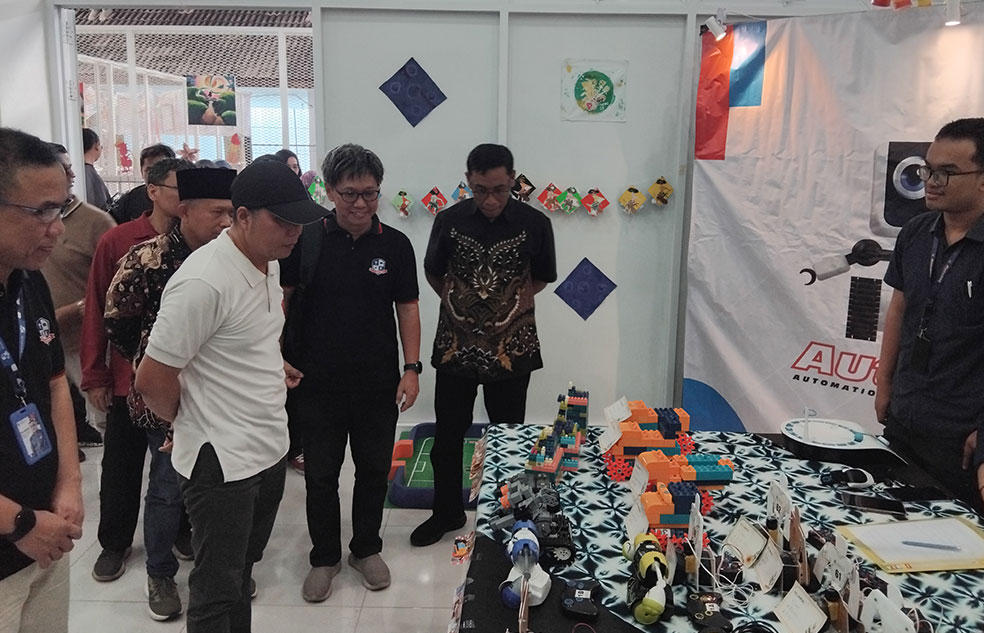 PRAKTIK NYATA: Sekretaris Disdikpora Kota Jogja Agus Trimadi (baju putih bertopi, Red) memerhatikan sejumlah karya siswa yang dipamerkan dalam Gelar Pelajar Pemuda dan Gerakan Reresik Kalam Kudus Fair