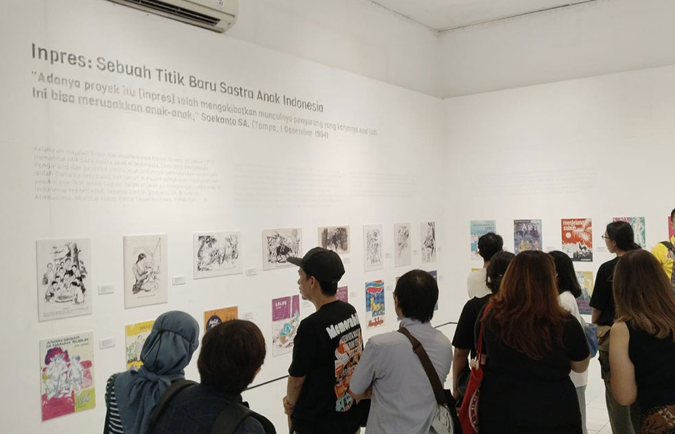 Pengunjung menemani anak-anaknya di Pameran Sastra Anak Petak Umpet Sastra Anak yang digelar di Bentara Budaya, Sabtu (8/11).