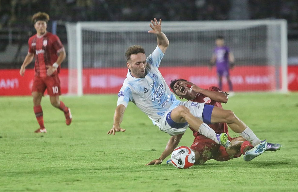 SENGIT: Pertandingan antara PSIM Jogja melawan Persis Solo di di Stadion Manahan Solo, Sabtu (8/11).