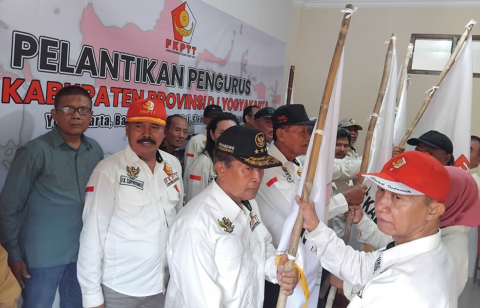 DPD FKPTT DIY saat melakukan pelantikan di Sedayu, Bantul, Sabtu (8/11).