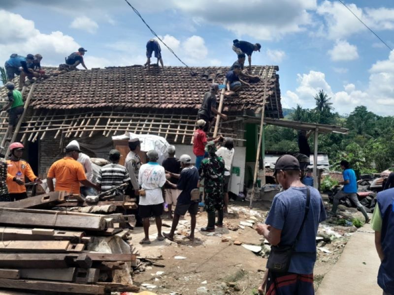 GERAK CEPAT: Petugas dari BPBD, TNI-Polri bersama warga bergotong royong melakukan penanganan di lokasi tanah bergerak di Desa Gunungsari, Kecamatan Karanggayam Minggu (9/11)