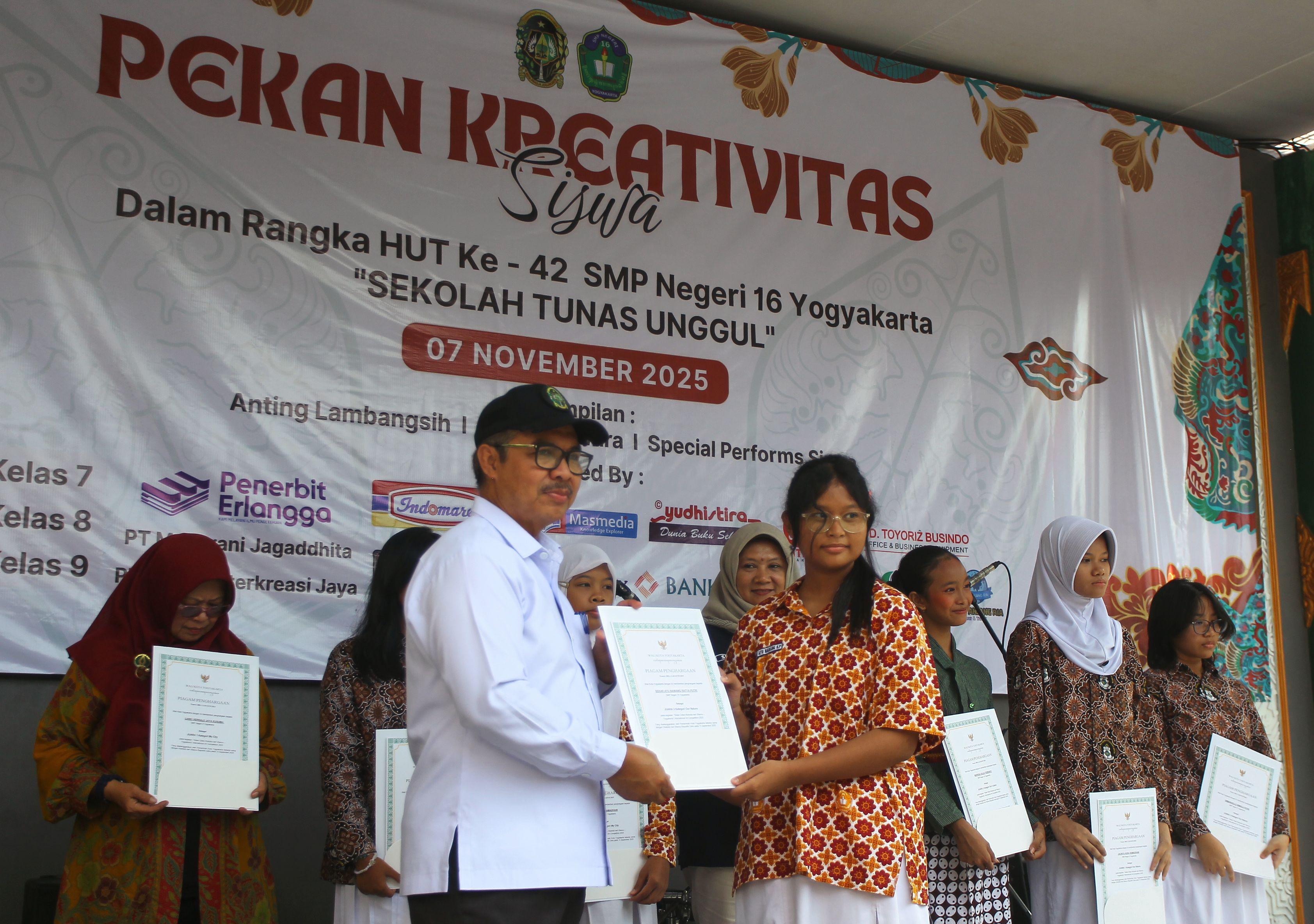 SIMBOLIS: Wali Kota Yogyakarta Hasto Wardoyo menyerahkan sertifikat kepada pemenang lomba lukis Sister City Yogyakarta dan Hluboka nad Vltavou.