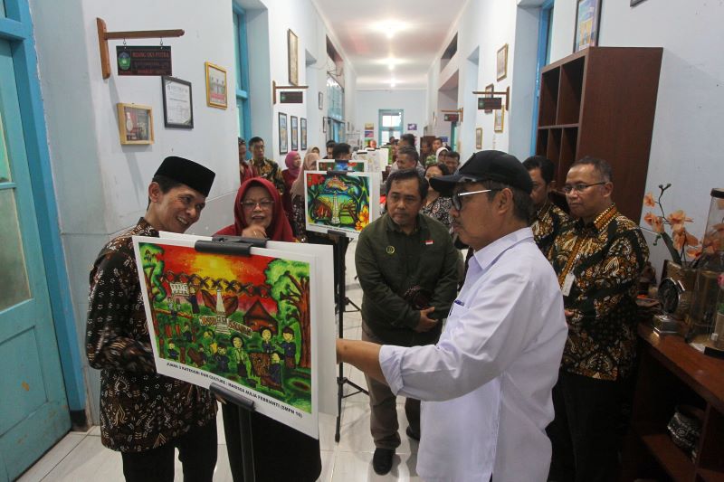 APRESIASI: Wali Kota Jogja Hasto Wardoyo meninjau pameran lukisan program Sister City antara Kota Yogyakarta dan Hluboka nad Vltavou, Republik Ceko di SMPN 16 Yogyakarta Jumat (7/11).