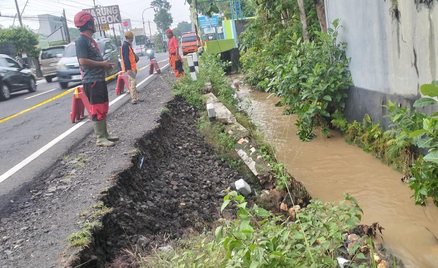 TERDAMPAK: Talut drainase di Kalurahan Bandung Playen longsor sepanjang 15 meter dan tinggi 3 meter akibat hujan deras Sabtu (1/11/2025).