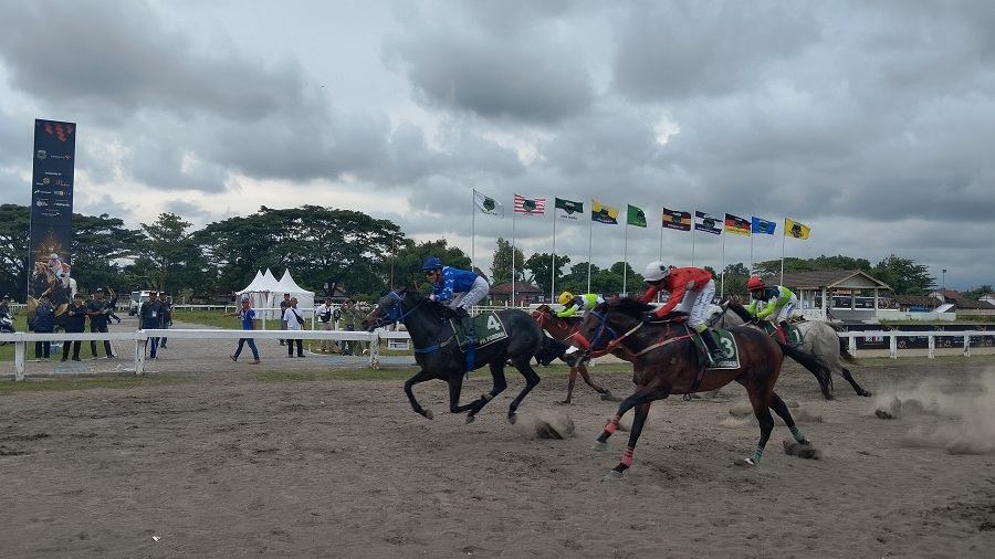 KEJUARAAN: Beberapa kuda sedang bertanding di Lapangan Pacuan Kuda Stadion Sultan Agung Minggu (9/11/2025).